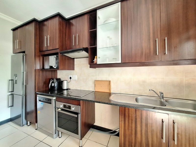 3 Bedroom Apartment with Double Garage in Hilltop Private Estate - Photo 3