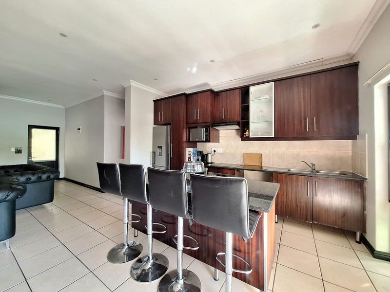 3 Bedroom Apartment with Double Garage in Hilltop Private Estate - Photo 5
