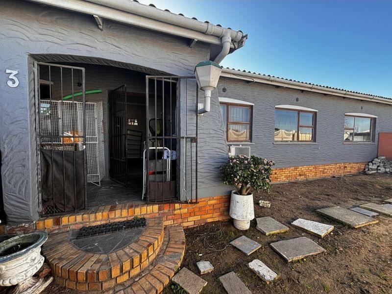 Spacious Family Home with Versatile Living in Bonnie Brook - Photo 2