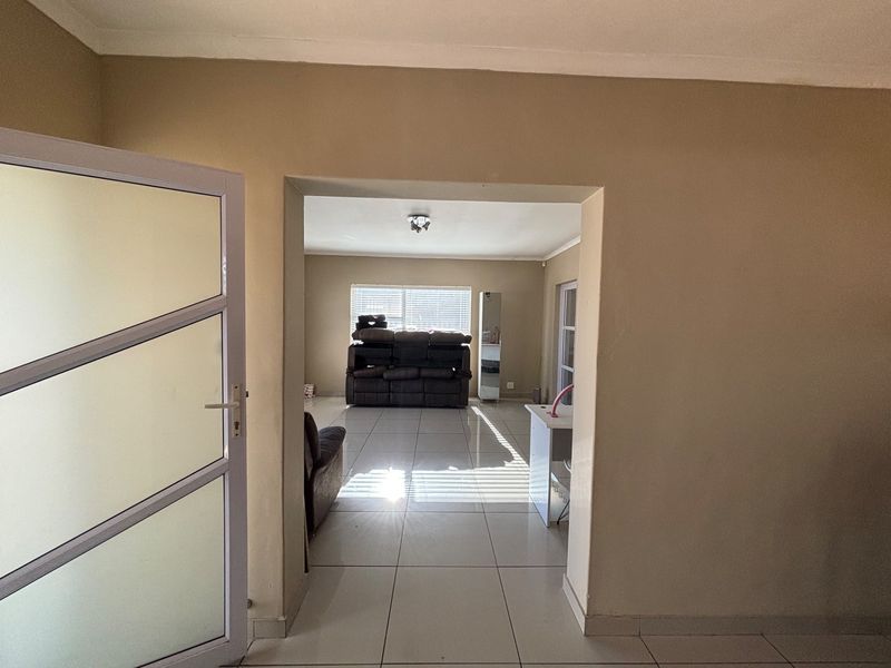 Modern open plan House To Rent in Welgelegen 2, Welgelegen, Parow - Photo 4