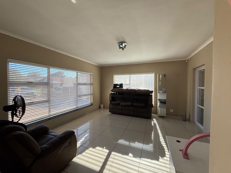 Modern open plan House To Rent in Welgelegen 2, Welgelegen, Parow - Photo 5