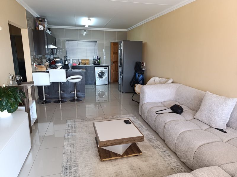Stunning Penthouse 2 Bed 2 Bath Apartment For Sale in Winchester Hills, Johannesburg - Photo 3