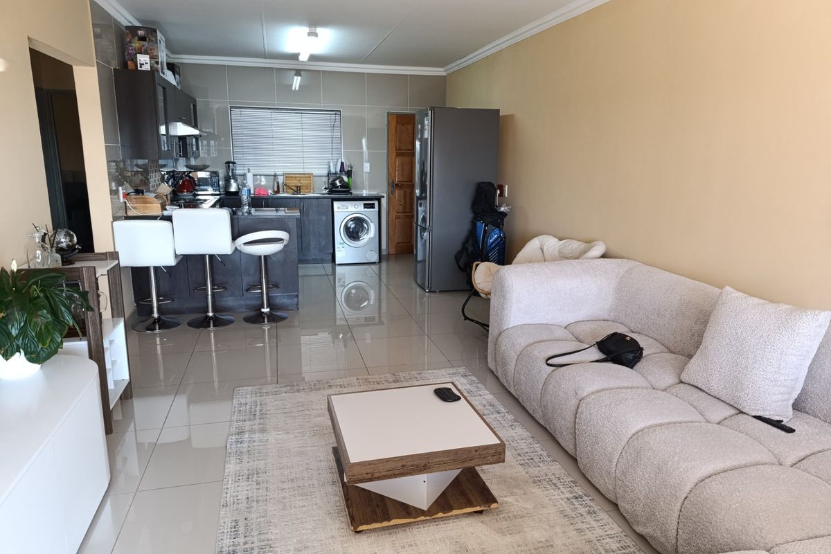 Stunning Penthouse 2 Bed 2 Bath Apartment For Sale in Winchester Hills, Johannesburg - Photo 3