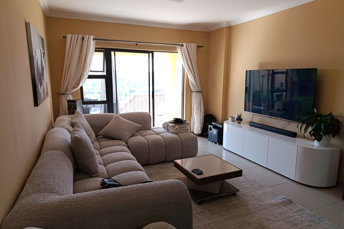 Stunning Penthouse 2 Bed 2 Bath Apartment For Sale in Winchester Hills, Johannesburg - Photo 2