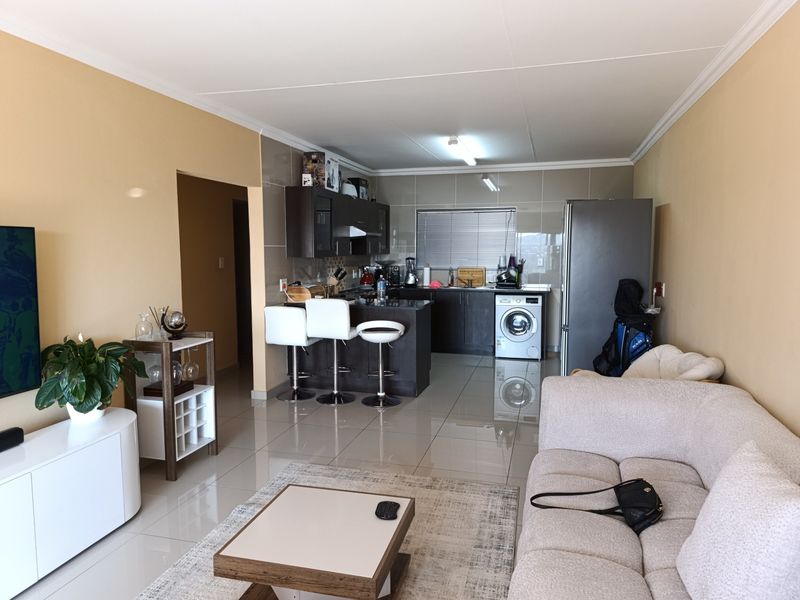 Stunning Penthouse 2 Bed 2 Bath Apartment For Sale in Winchester Hills, Johannesburg - Photo 7