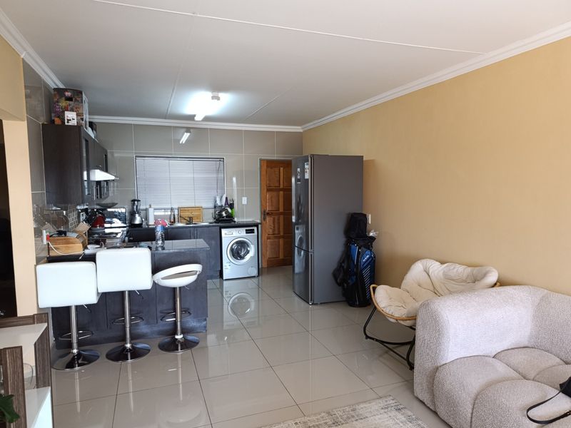 Stunning Penthouse 2 Bed 2 Bath Apartment For Sale in Winchester Hills, Johannesburg - Photo 6
