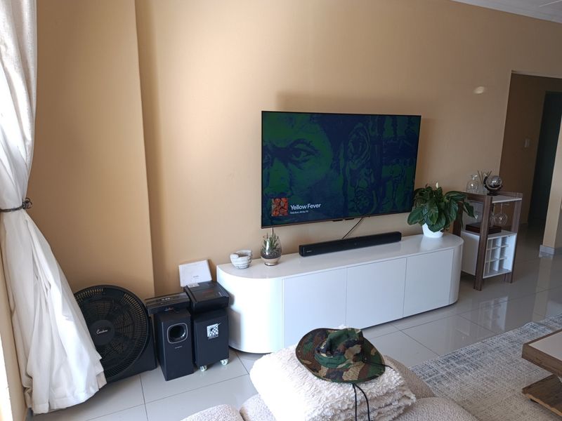 Stunning Penthouse 2 Bed 2 Bath Apartment For Sale in Winchester Hills, Johannesburg - Photo 9