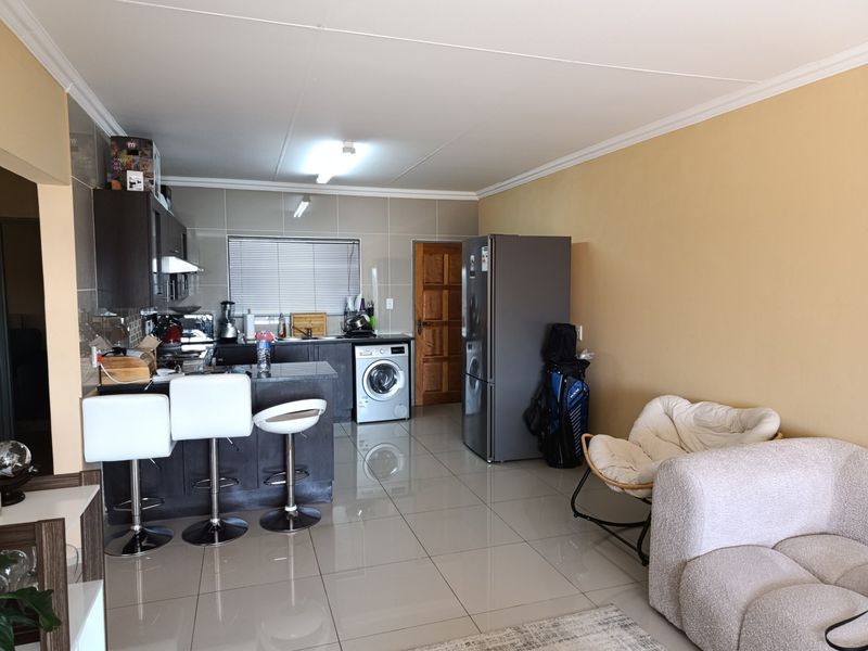 Stunning Penthouse 2 Bed 2 Bath Apartment For Sale in Winchester Hills, Johannesburg - Photo 4