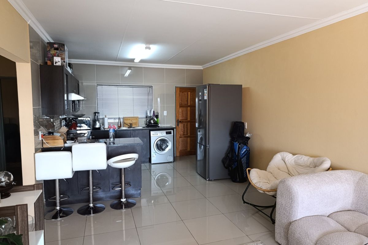 Stunning Penthouse 2 Bed 2 Bath Apartment For Sale in Winchester Hills, Johannesburg - Photo 4