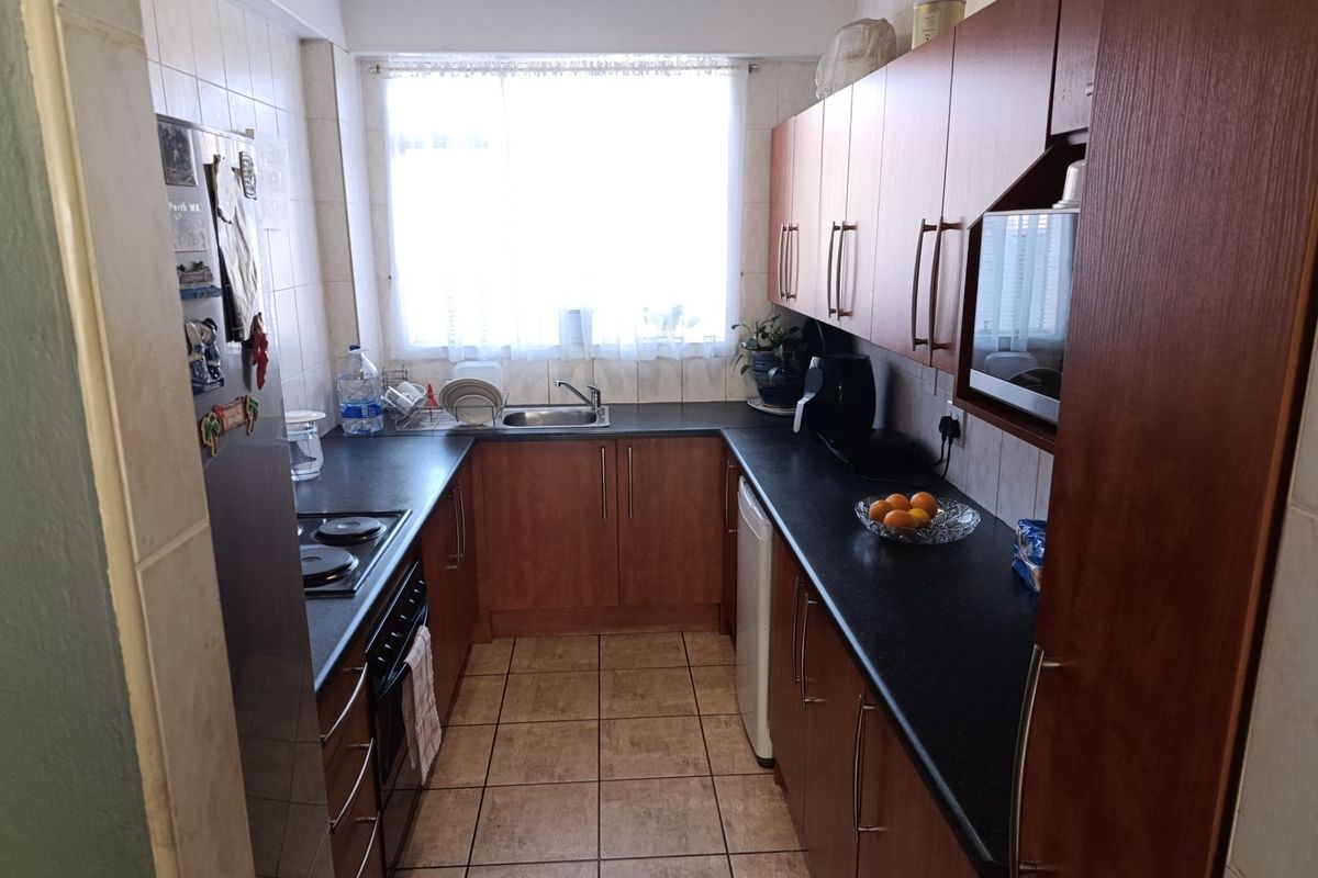 Expansive Exclusive Once in a Lifetime Opportunity 1 Bed Apartment For Sale in Florida, Roodepoort - Photo 5