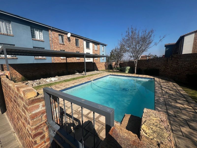 Apartment For Sale in Rooihuiskraal - Photo 1