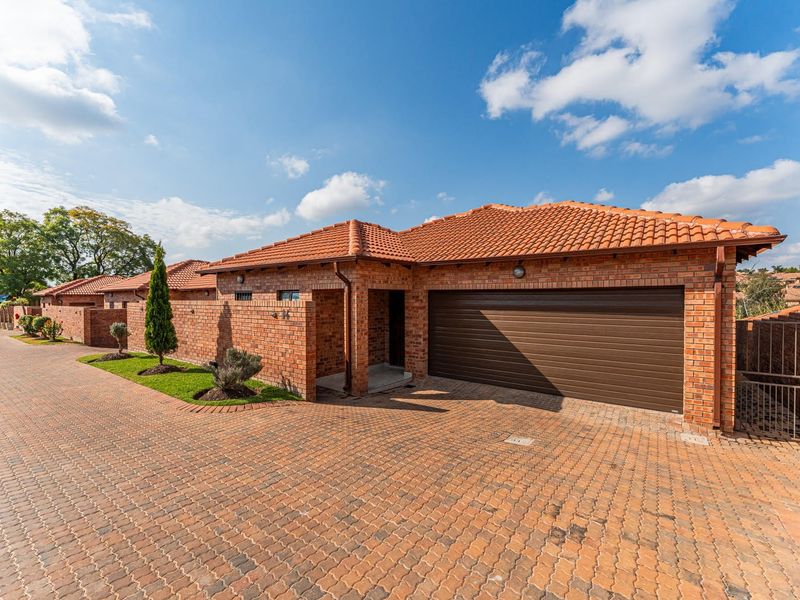 3 Bedroom Freestanding Townhouse For Sale in North Riding, Randburg - Photo 1