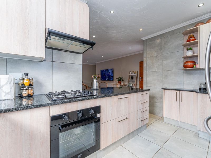 3 Bedroom Freestanding Townhouse For Sale in North Riding, Randburg - Photo 6