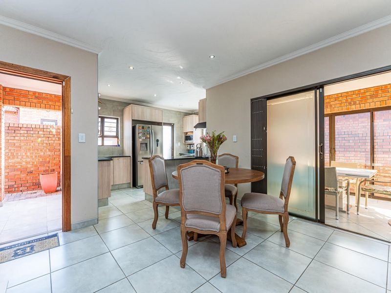 3 Bedroom Freestanding Townhouse For Sale in North Riding, Randburg - Photo 4