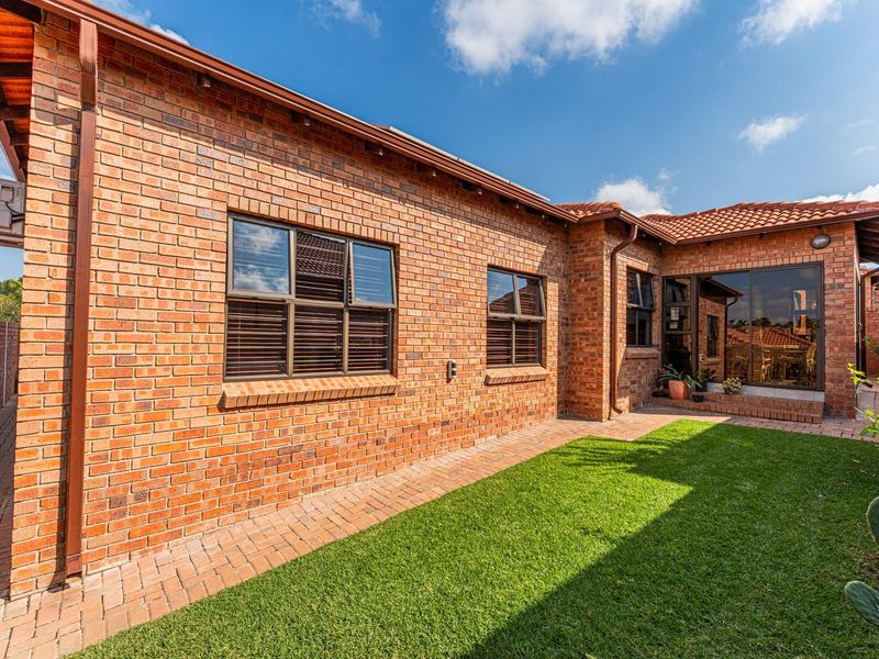 3 Bedroom Freestanding Townhouse For Sale in North Riding, Randburg - Photo 8