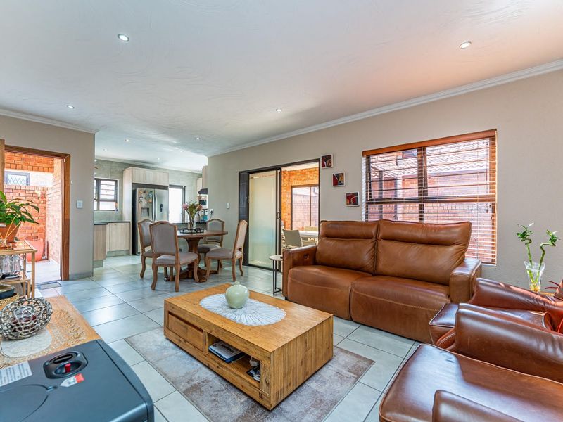 3 Bedroom Freestanding Townhouse For Sale in North Riding, Randburg - Photo 2