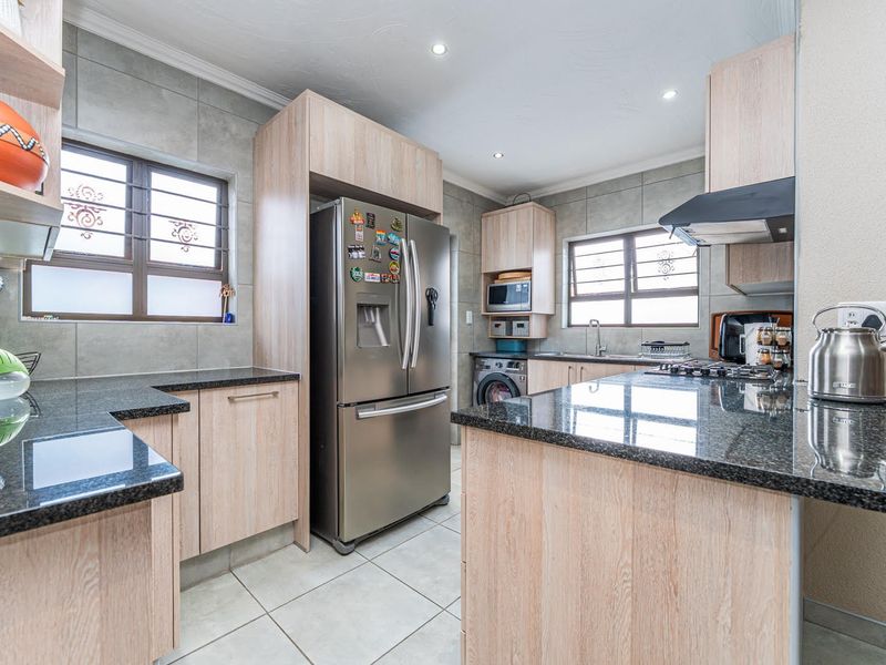 3 Bedroom Freestanding Townhouse For Sale in North Riding, Randburg - Photo 5