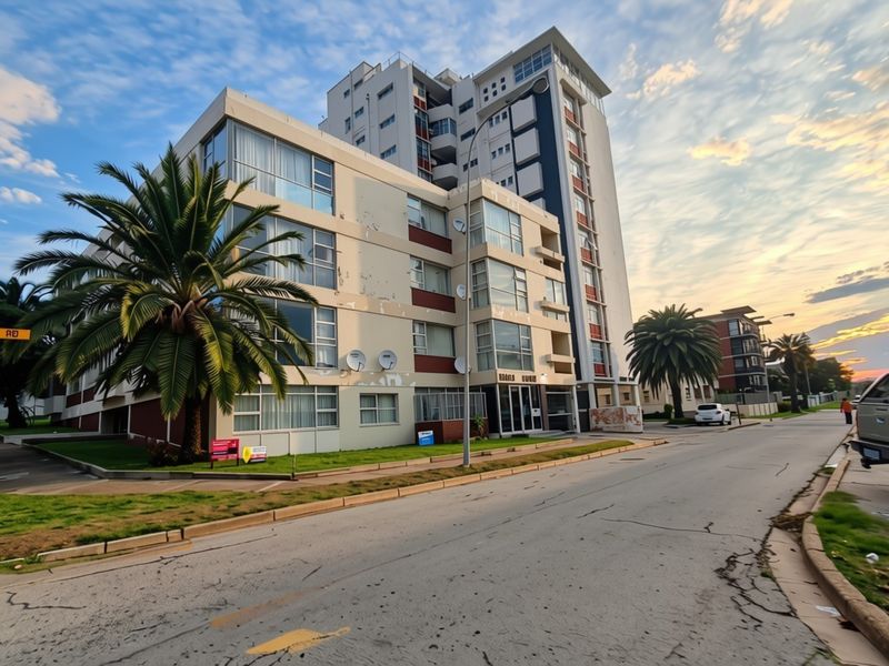Apartment For Sale in Humewood, Port Elizabeth - Photo 1
