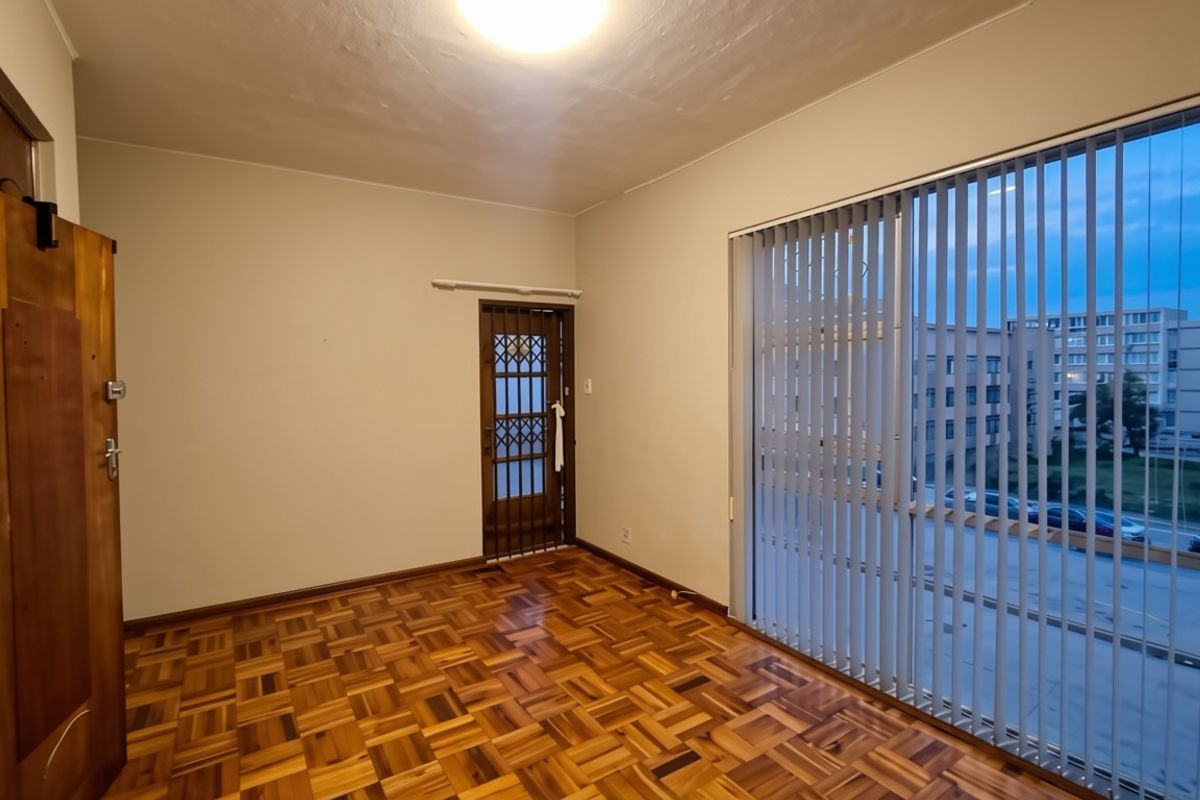 Apartment For Sale in Humewood, Port Elizabeth - Photo 2