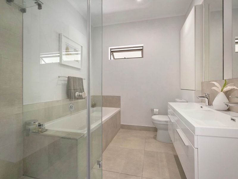 Sophisticated Penthouse Living in the heart of Bryanston - Photo 8