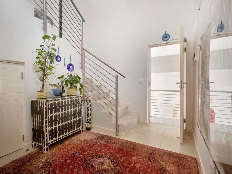 Sophisticated Penthouse Living in the heart of Bryanston - Photo 4