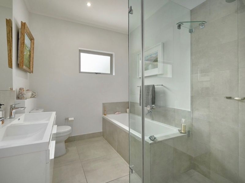 Sophisticated Penthouse Living in the heart of Bryanston - Photo 10