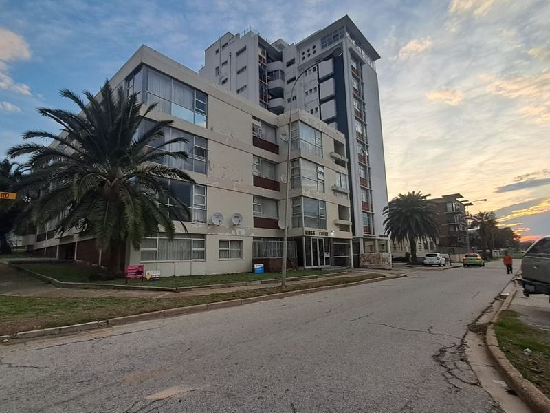 Apartment For Sale in Humewood, Port Elizabeth - Photo 1
