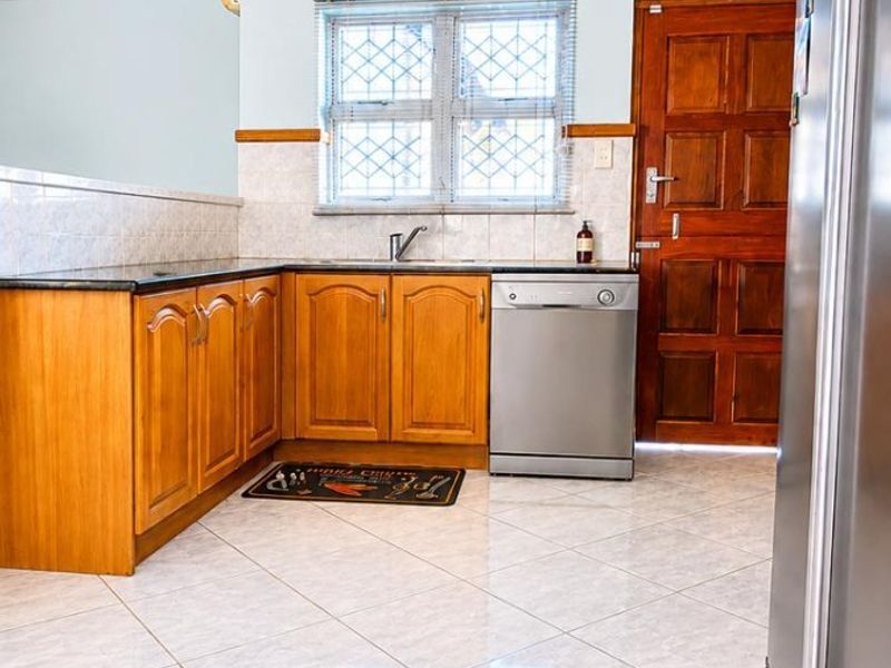 A Magnificent 3 Bedroom Freestanding House for Sale in Ottawa Verulam - Photo 8