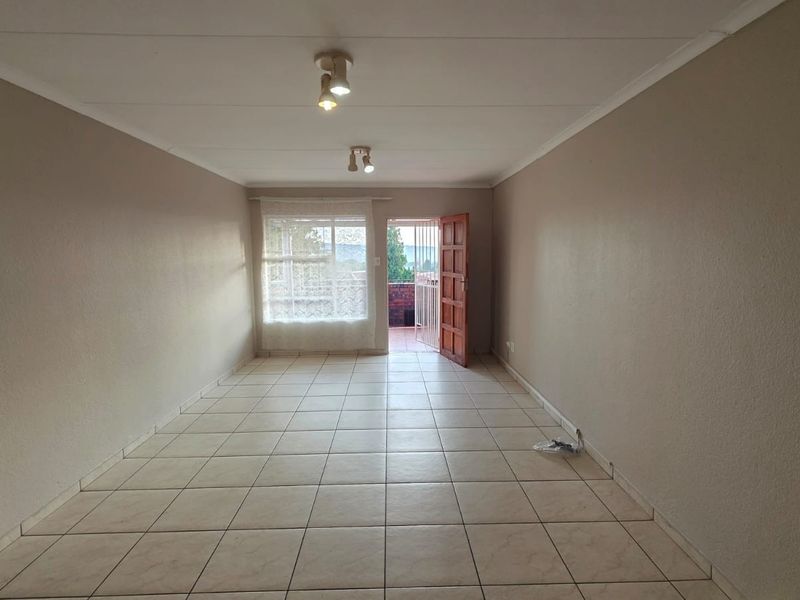 Townhouse For Sale in Wilro Park, Roodepoort - Photo 9