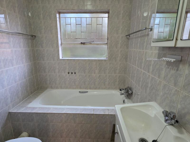 Townhouse For Sale in Wilro Park, Roodepoort - Photo 6