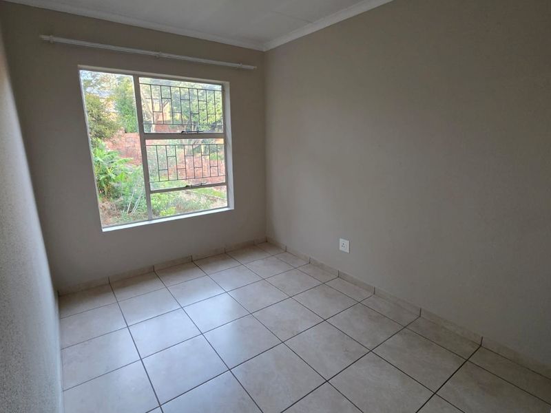 Townhouse For Sale in Wilro Park, Roodepoort - Photo 7