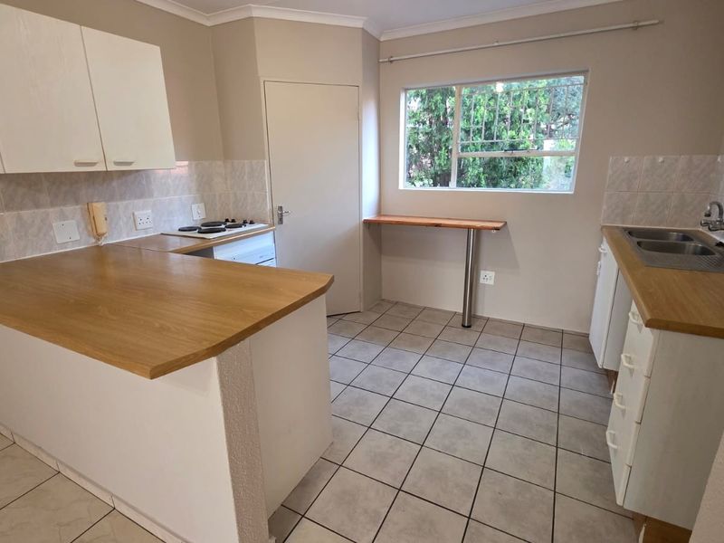 Townhouse For Sale in Wilro Park, Roodepoort - Photo 10