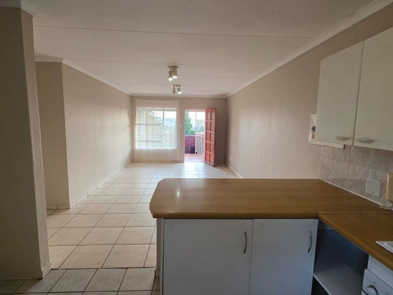 Townhouse For Sale in Wilro Park, Roodepoort - Photo 3