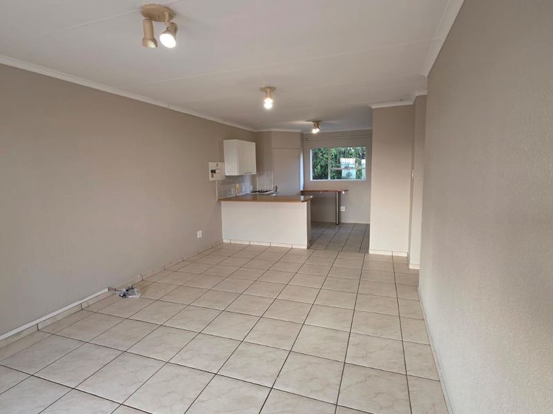 Townhouse For Sale in Wilro Park, Roodepoort - Photo 4