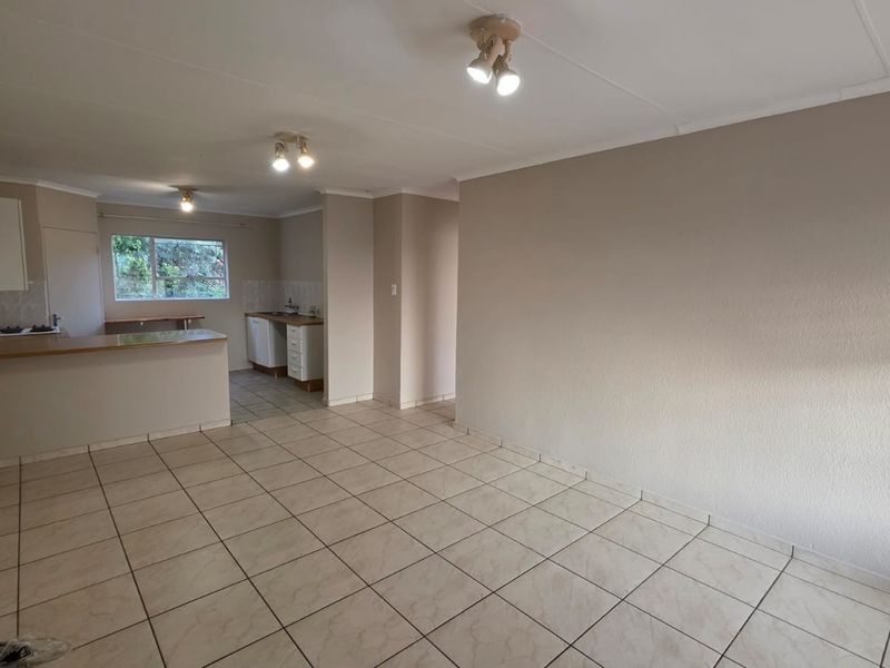 Townhouse For Sale in Wilro Park, Roodepoort - Photo 2