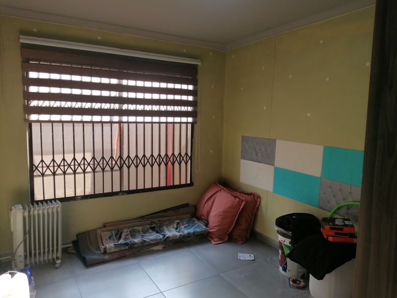 Immaculate 3 Bedroom 2 Bathroom once in a lifetime Home For Sale in Riverlea, Johannesburg - Photo 9