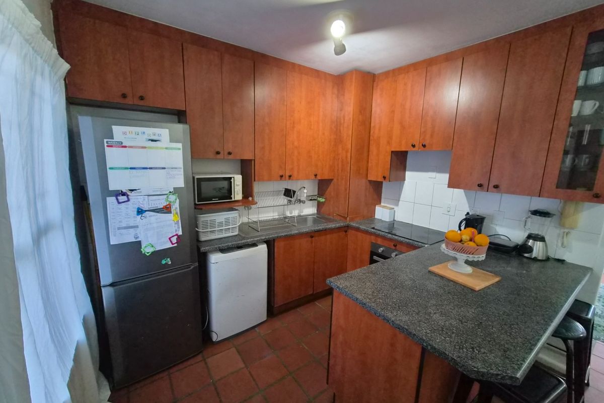 Well Located Ground Floor 1 Bed Apartment in Secure Complex, walking distance to Village square - Photo 2
