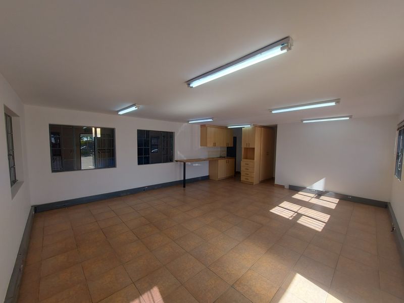 Warehouse For Rent in Roodepoort, Johannesburg - Photo 5