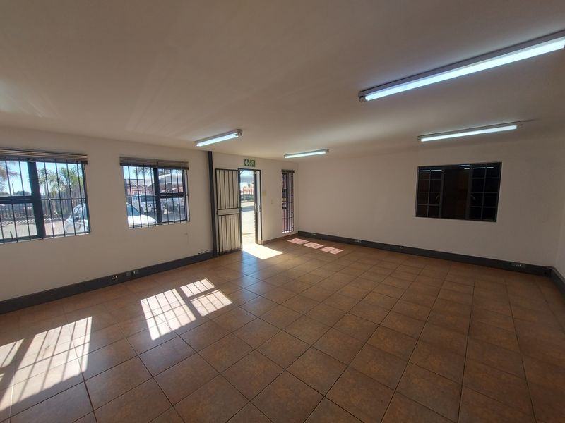 Warehouse For Rent in Roodepoort, Johannesburg - Photo 7