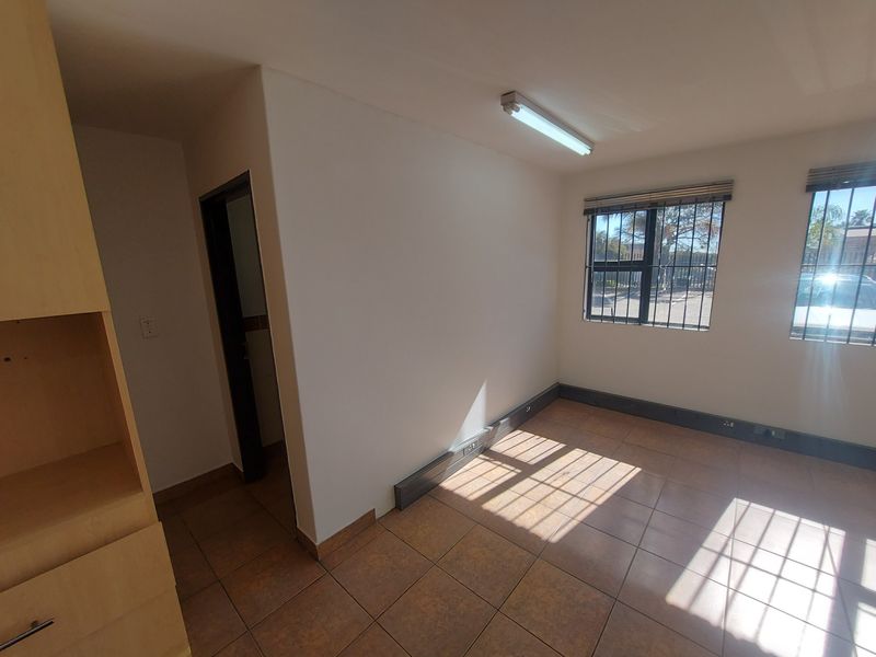 Warehouse For Rent in Roodepoort, Johannesburg - Photo 6