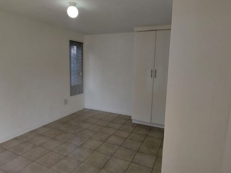 Prime Scottsville Apartment | Walk to UKZN | High-Return Unit +/- R10k pm | Secured Complex - Photo 10