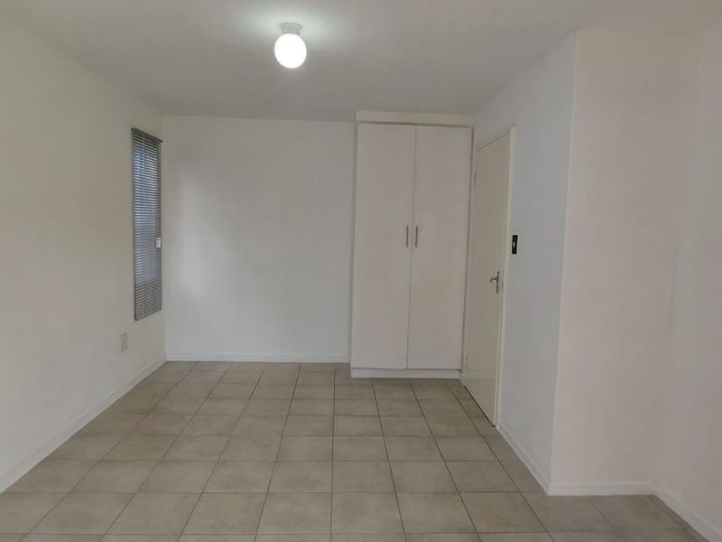 Prime Scottsville Apartment | Walk to UKZN | High-Return Unit +/- R10k pm | Secured Complex - Photo 8