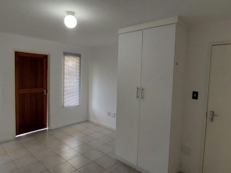 Prime Scottsville Apartment | Walk to UKZN | High-Return Unit +/- R10k pm | Secured Complex - Photo 9