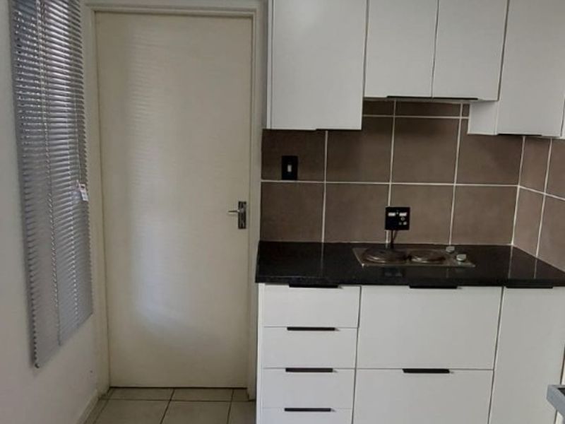 Prime Scottsville Apartment | Walk to UKZN | High-Return Unit +/- R10k pm | Secured Complex - Photo 7