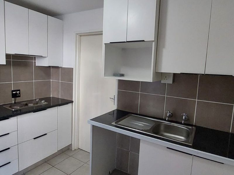 Prime Scottsville Apartment | Walk to UKZN | High-Return Unit +/- R10k pm | Secured Complex - Photo 6