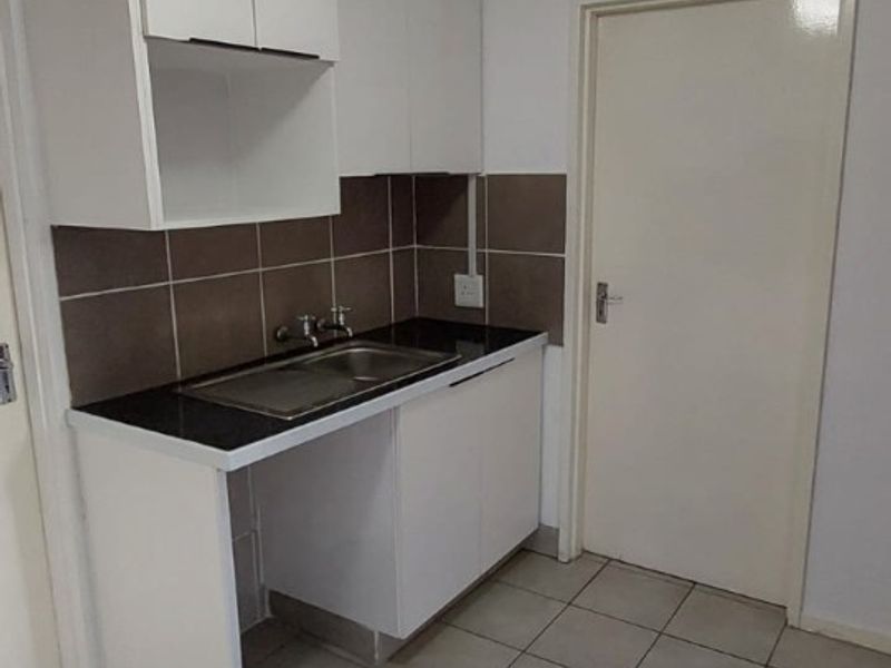 Prime Scottsville Apartment | Walk to UKZN | High-Return Unit +/- R10k pm | Secured Complex - Photo 4