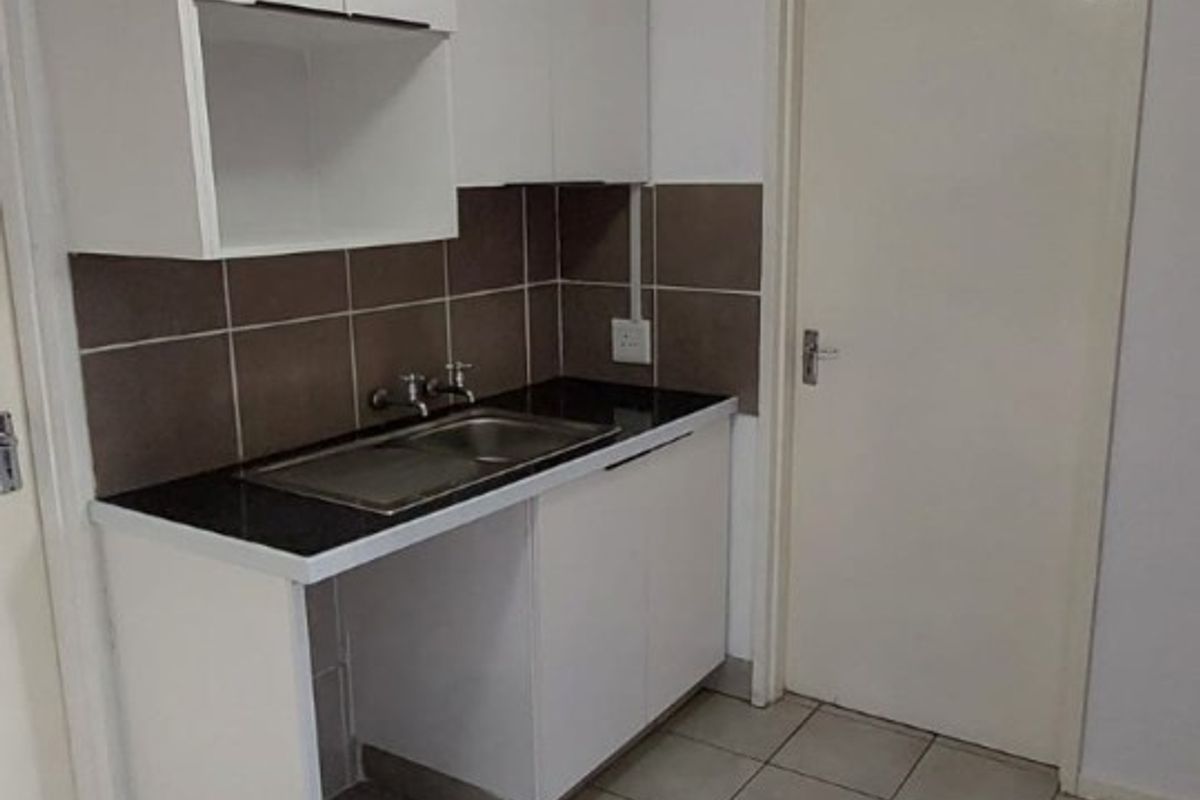 Prime Scottsville Apartment | Walk to UKZN | High-Return Unit +/- R10k pm | Secured Complex - Photo 4