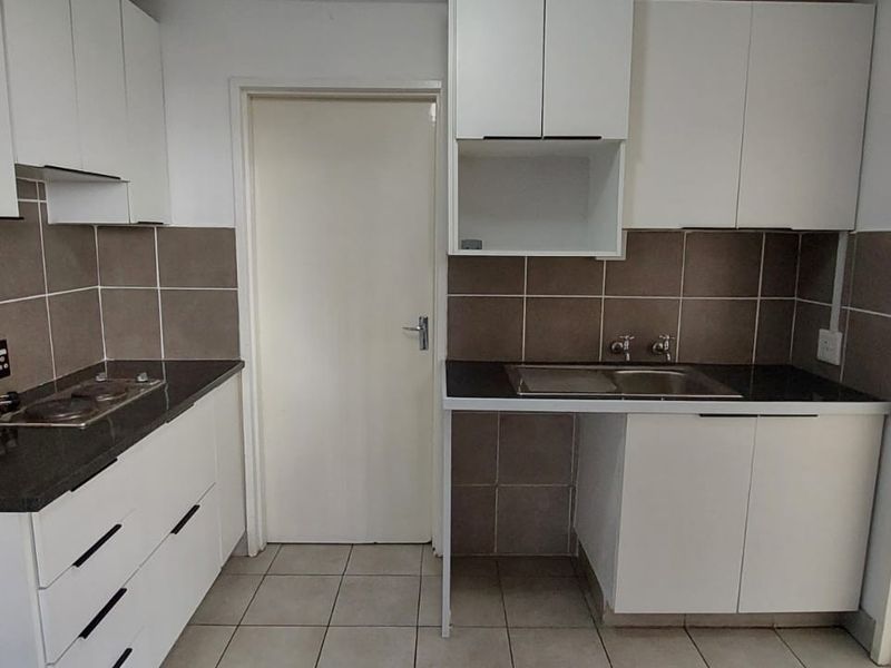 Prime Scottsville Apartment | Walk to UKZN | High-Return Unit +/- R10k pm | Secured Complex - Photo 3