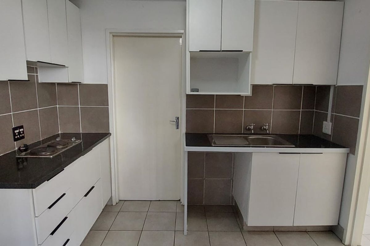Prime Scottsville Apartment | Walk to UKZN | High-Return Unit +/- R10k pm | Secured Complex - Photo 3