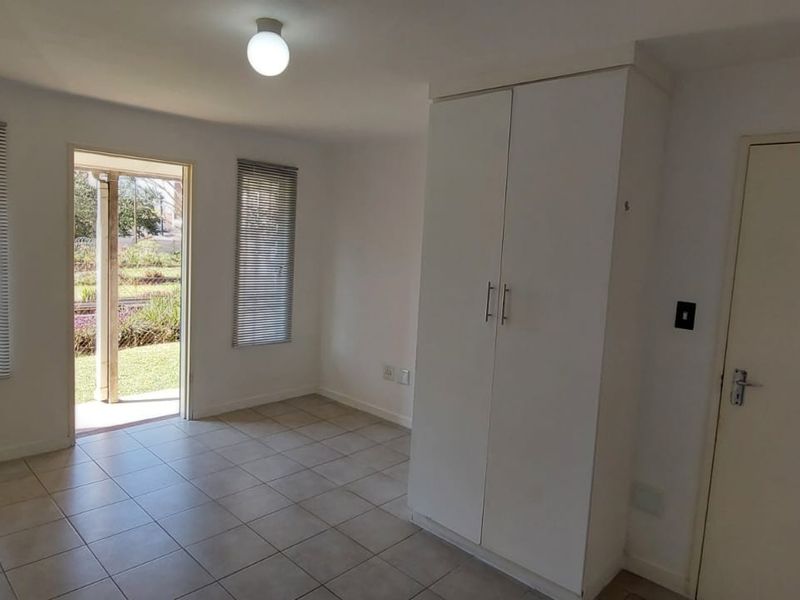 Prime Scottsville Apartment | Walk to UKZN | High-Return Unit +/- R10k pm | Secured Complex - Photo 2